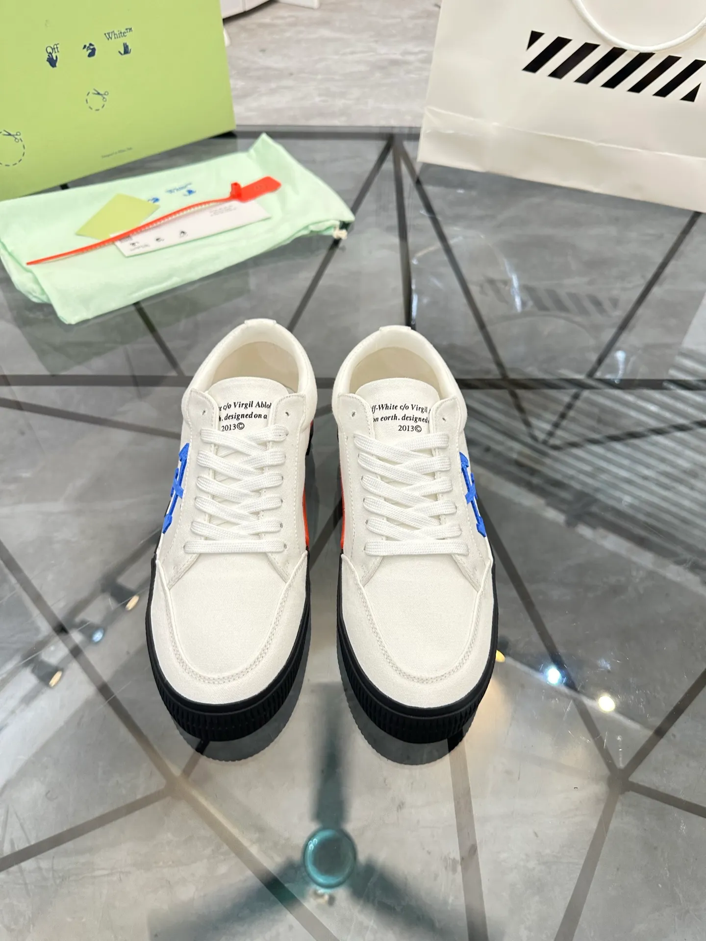 Selling men's shoes 💰: 💰P440¥ Product trademark: OFF WHITE *"OFF WHITE*" low-top casual shoes Regular size: 35-45 (can be customized to 46) Couple style Product materials: Original fabric from the upper counter, breathable lining, original outsole. No.: H203